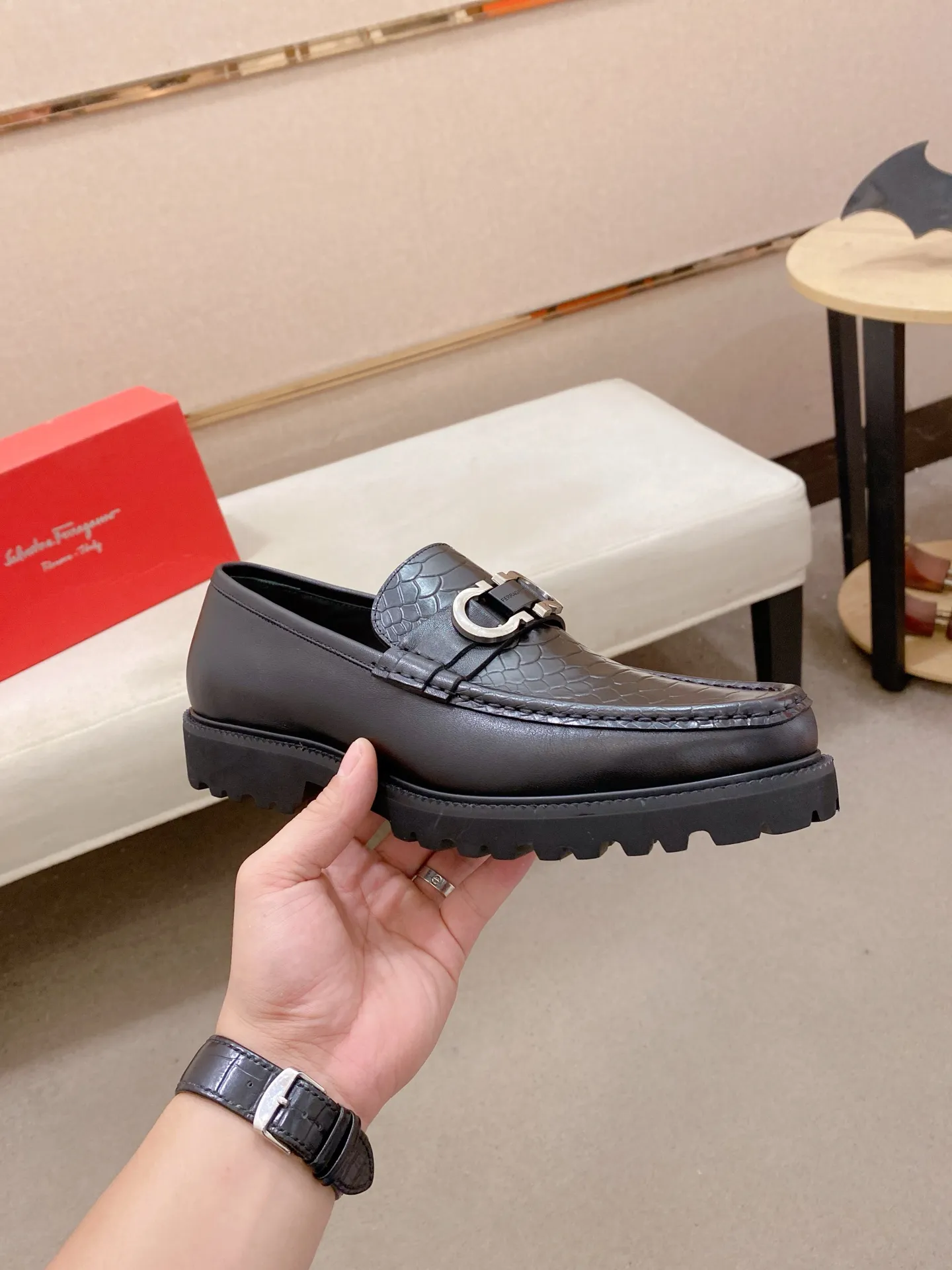 Men's shoes💰: 560💰 High version Ferragamo quality! 🆕🆕Exclusive hot-selling products in stock🔥🔥New products on the shelves, high-quality shoes, high-end driving shoes, with complete packaging! 💪 💪 Material: imported patented cowhide 🐂 + imported high-quality water-dyed cowhide lining + wear-resistant outsole 👍🏻👍🏻 Features: high-end and comfortable, purely handmade 🚀 🚀 Create the perfect shoes that suit you best 🔥 🔥 Size: (38-44) Can be customized 45 non-returnable!
